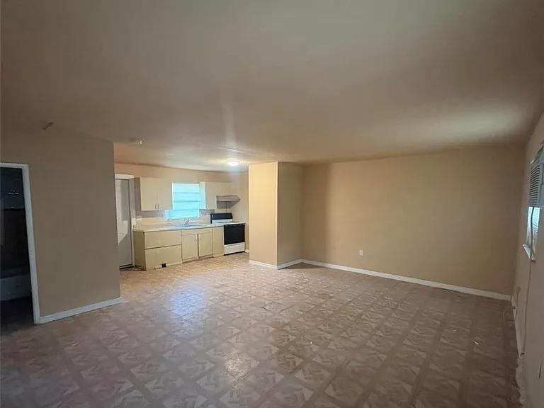 227 Maria St — Photo 3