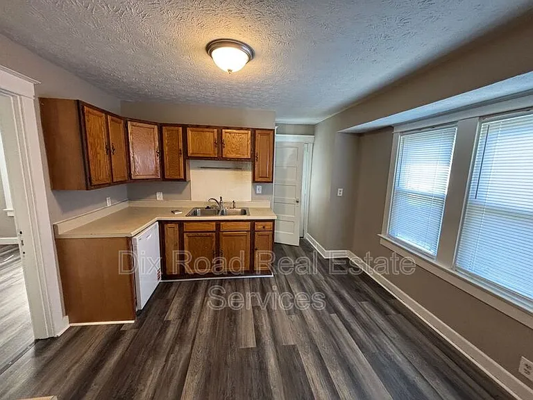 963 N E St — Photo 8