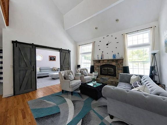 3rd image of 162 Oak Ridge Dr