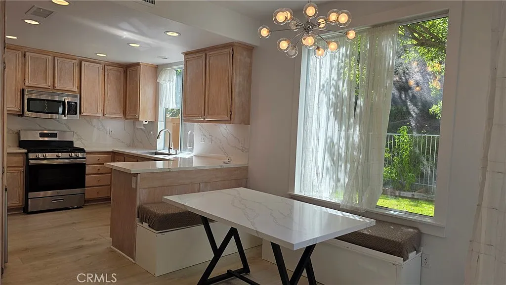 2 bed, 2.5 bath, 1256 sqft, $4,300 — Photo 2