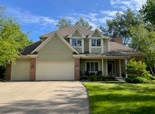 821 Wedgewood Dr, Crystal Lake, IL 60014