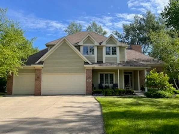 821 Wedgewood Dr, Crystal Lake, IL 60014