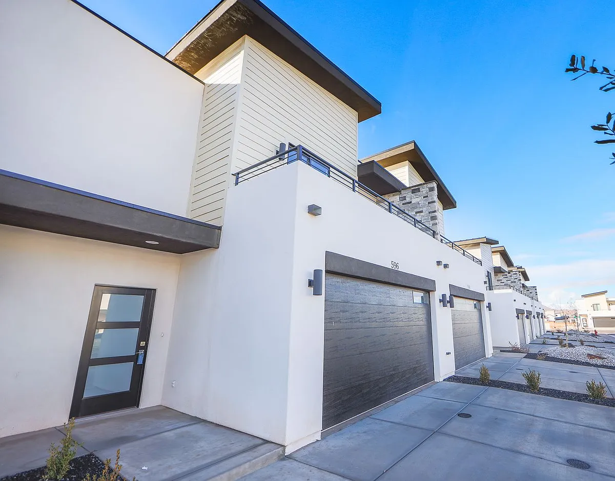 Building Photo - 596 E Elmbrook Dr