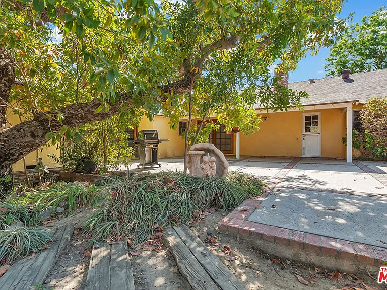 9322 Lasaine Ave — Photo 36