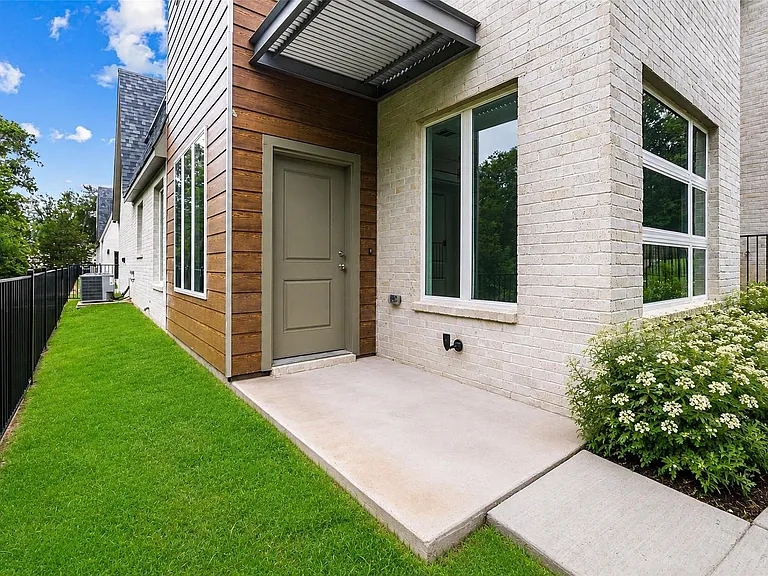 321 Oakbend Dr — Photo 3