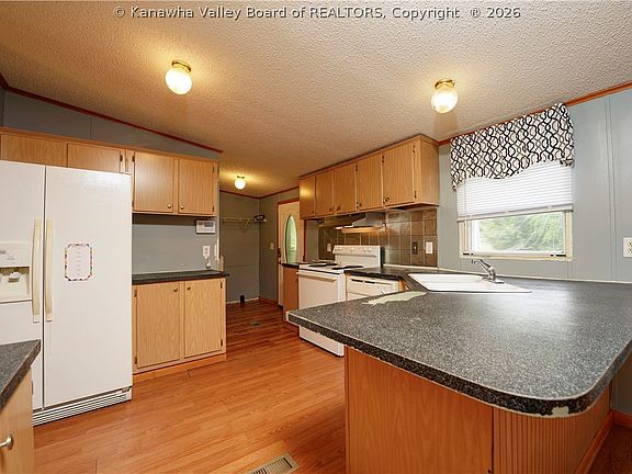 5th image of 90 Chambers Dr