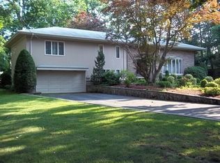 33 Crestwood Rd, Somerset, MA 02726