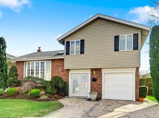 1876 Leonard Ln, Merrick, NY 11566