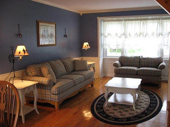 Living Room w/hardwood floors