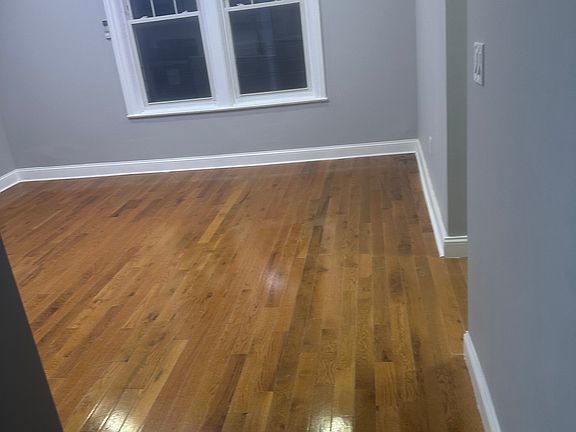 2nd image of 950 E 217th St #5