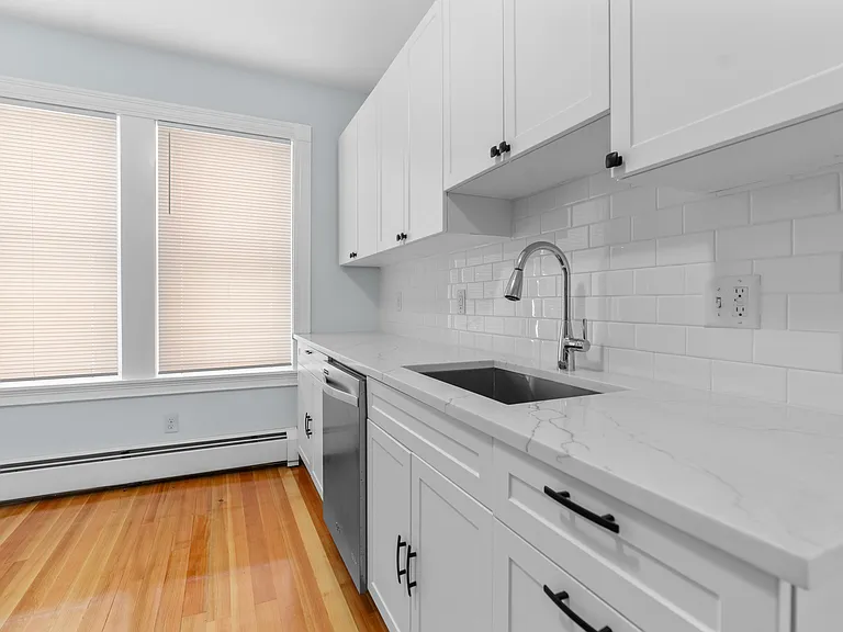 15 Romsey St #1 — Photo 2
