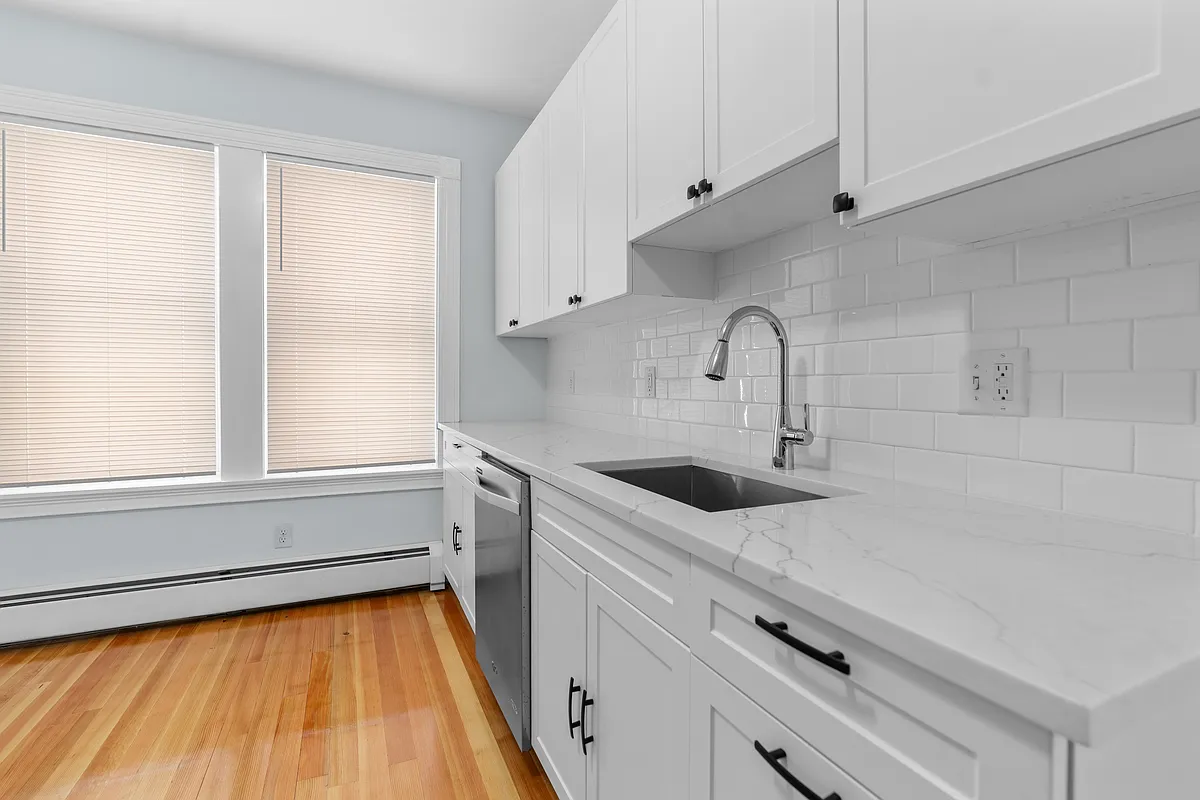 Building Photo - 15 Romsey St #1
