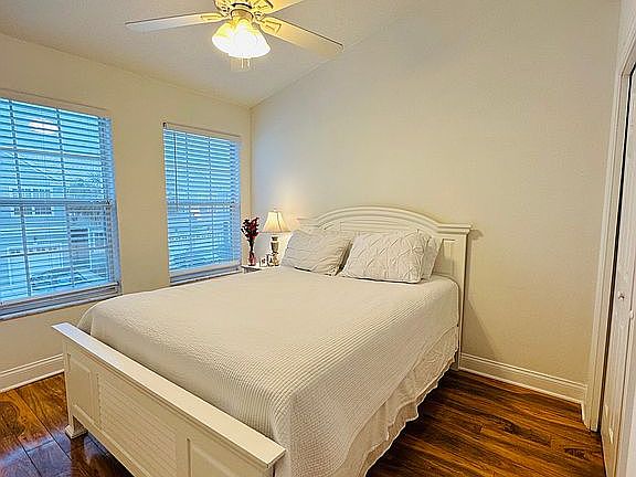 3rd image of 575 Shoreham Ct NE
