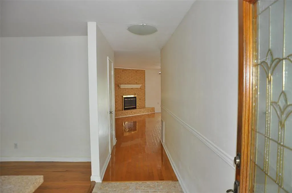 3 bed, 2.0 bath, 1861 sqft, $2,200 — Photo 3