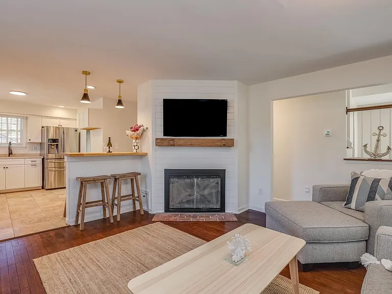 7005 Atlantic Ave — Photo 2