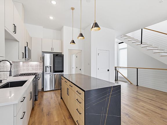 5th image of 453 W Morphy St