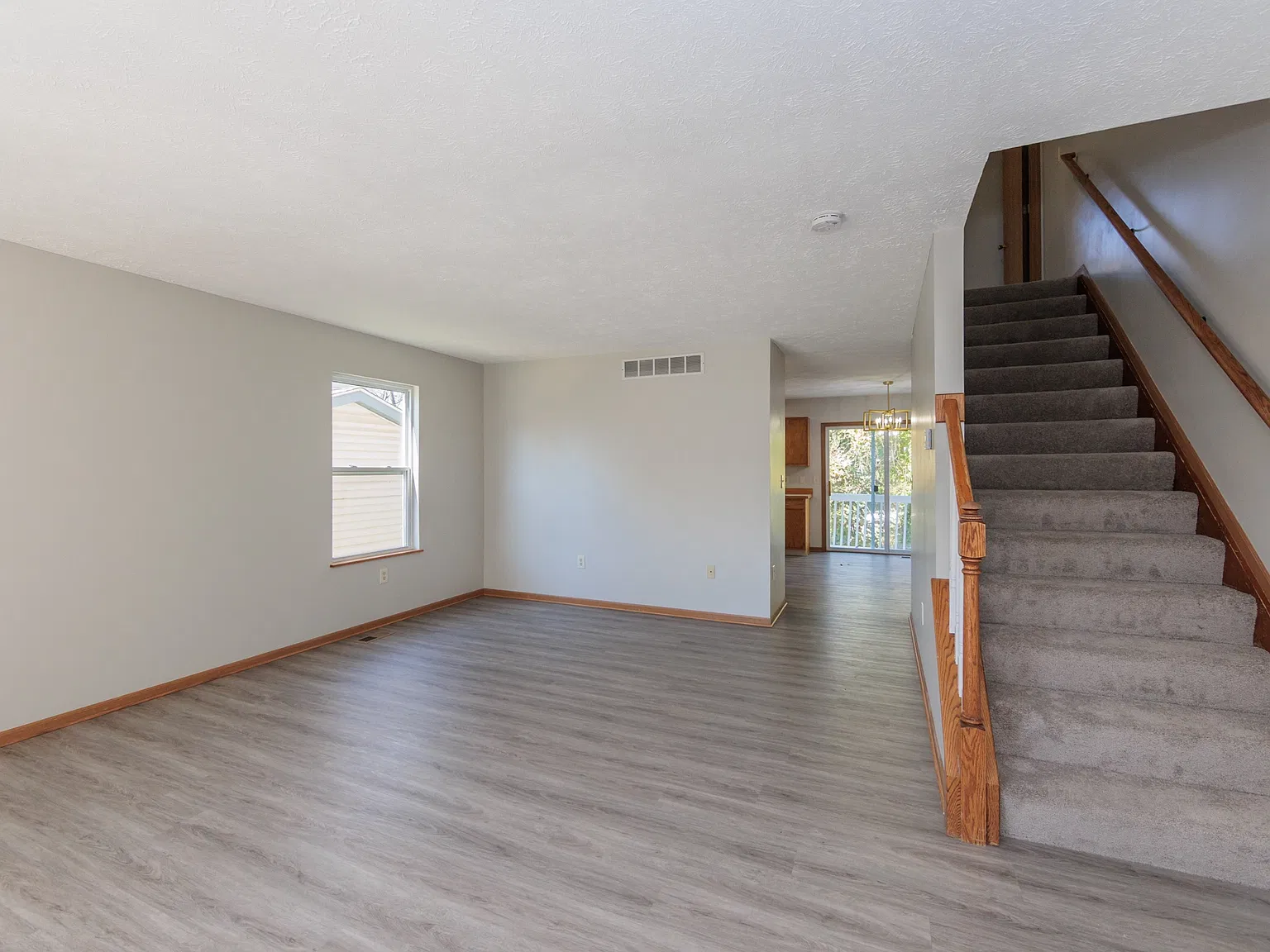 3 bed, 1.5 bath, 1296 sqft, $1,350 — Photo 3