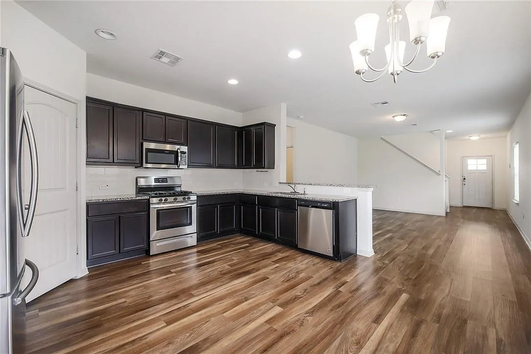 4 bed, 2.5 bath, 2332 sqft, $2,250 — Photo 4