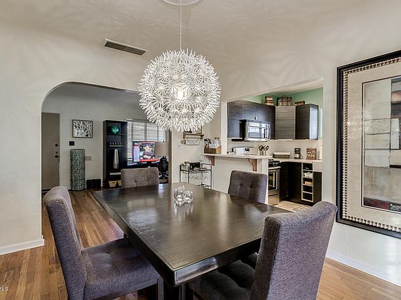 Lovely dining & kitchen