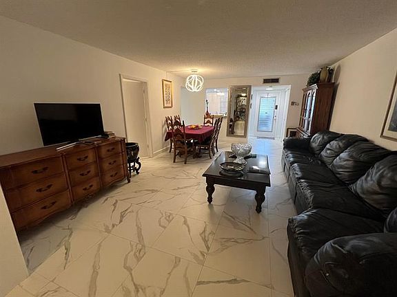 3rd image of 8 Willowbrook Ln APT 106