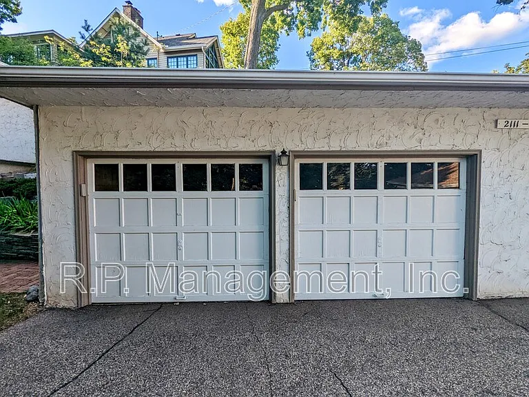 2111 Irving Ave S — Photo 18