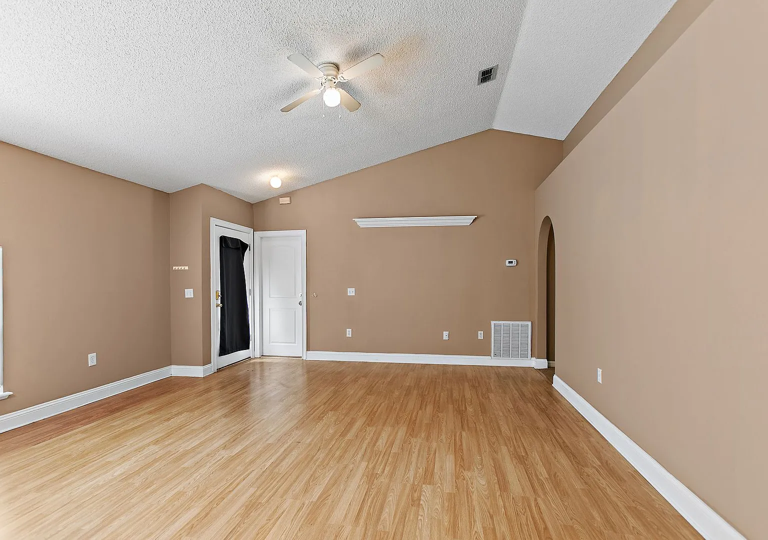 Spacious 3/2 in Arlington — Photo 3