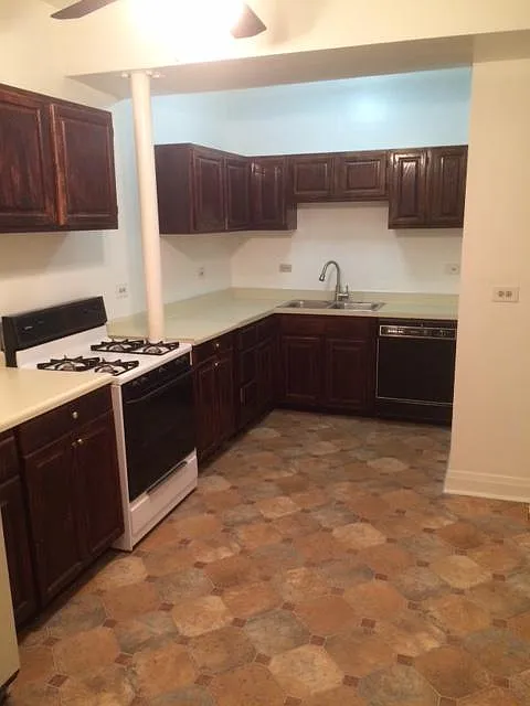 5 bed, 2500 sqft, $4,930 — Photo 3
