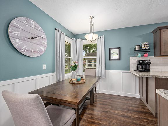 5th image of 2515 De Laat Ave SW