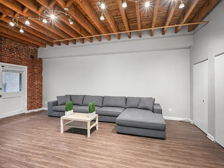 225 Arch St — Photo 4