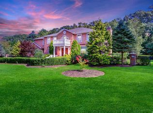 20 Pettit Dr, Dix Hills, NY 11746