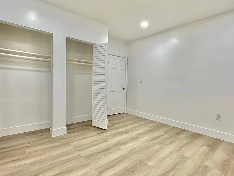 NE Miami Pl — Photo 2