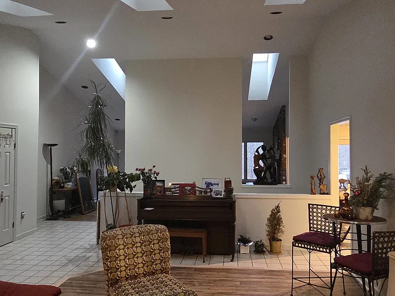 21025 Woodfield Rd — Photo 7