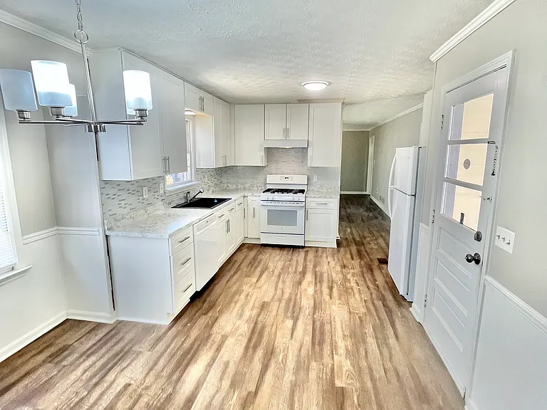 2072 Windsor Ln — Photo 2