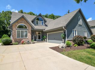 3965 S Woodhill Ln, New Berlin, WI 53151