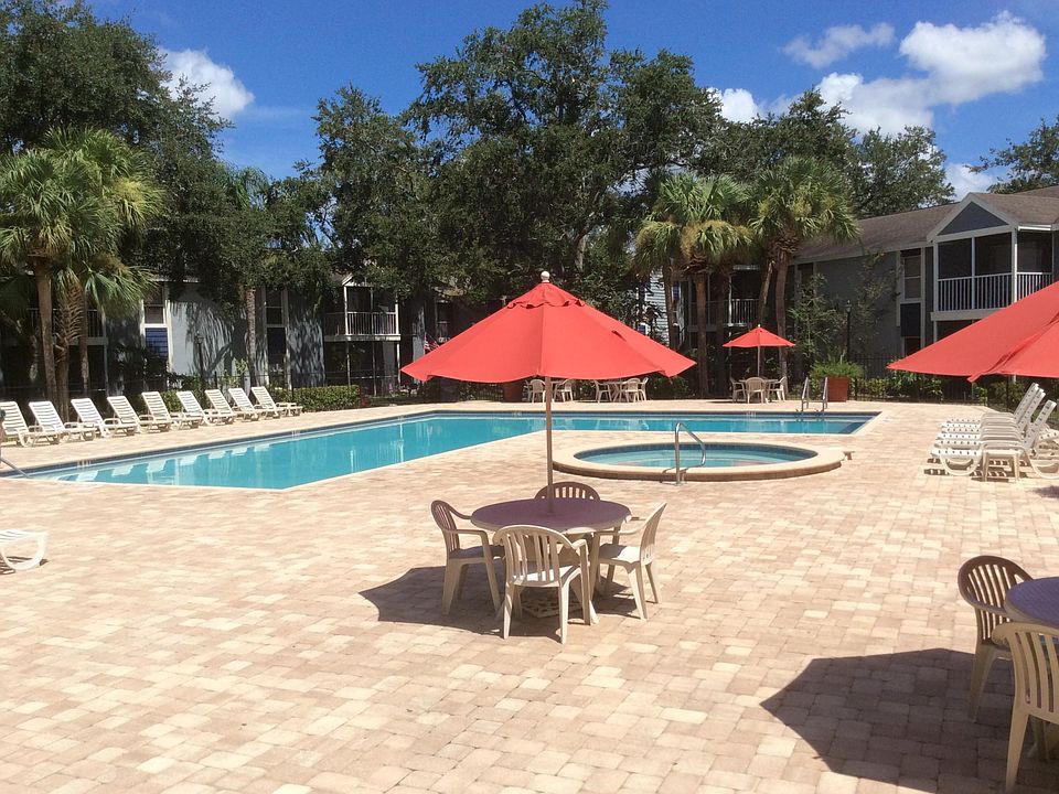 Pool, relaxing area