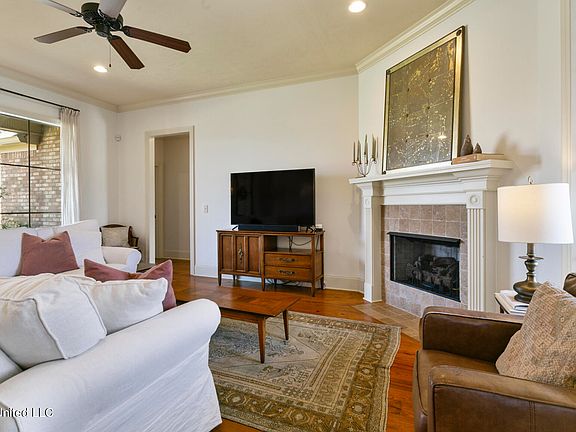 3rd image of 271 Rockbridge Dr