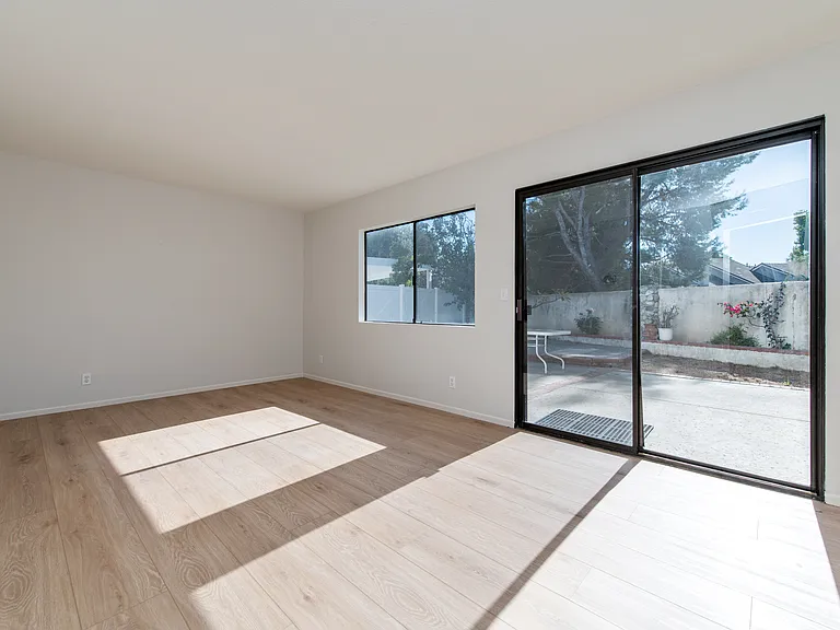 24 Silkberry — Photo 9