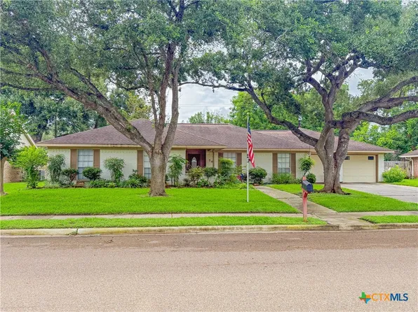 301 Berkshire Ln, Victoria, TX 77904