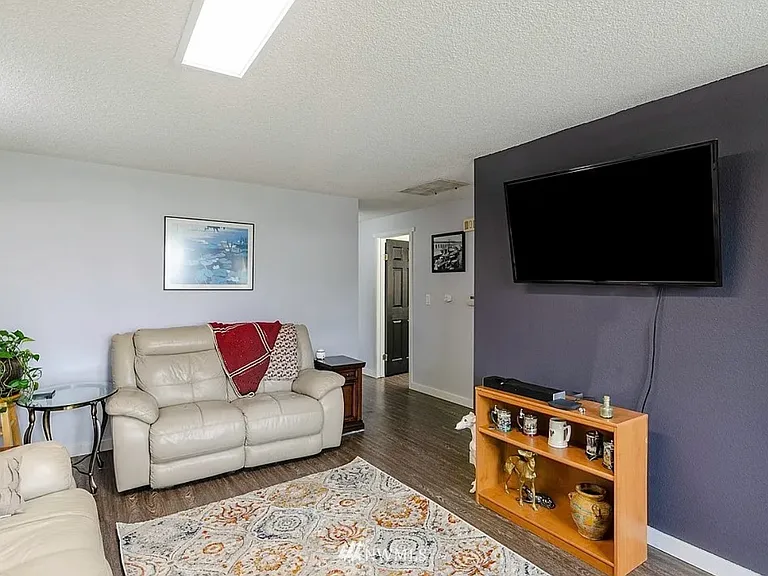 1339 Rhododendron Ct NE — Photo 3