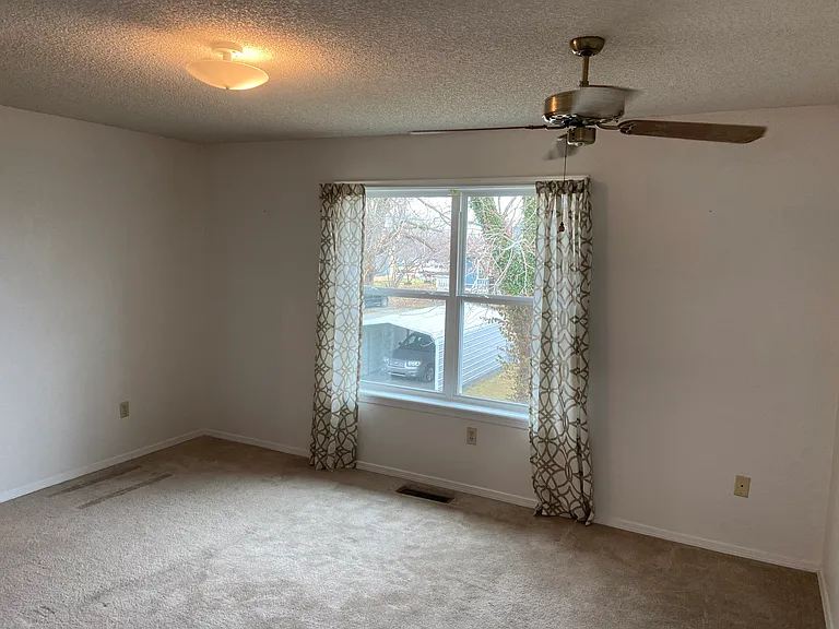 617 S Broadway St — Photo 10