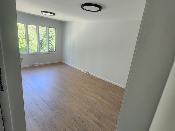 5th image of 460 Henderson Ave
