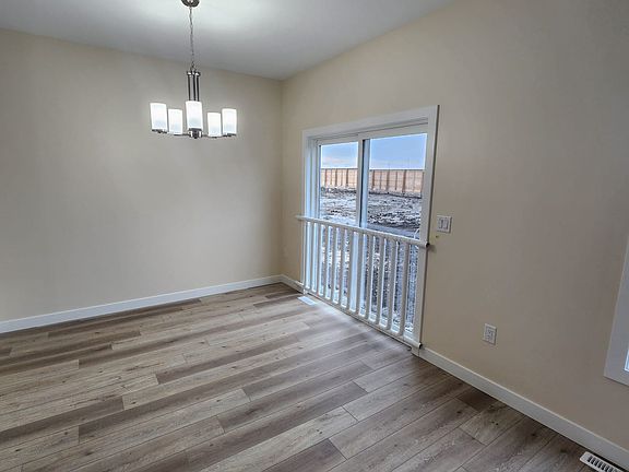 5th image of 254 Whitehorn Cres