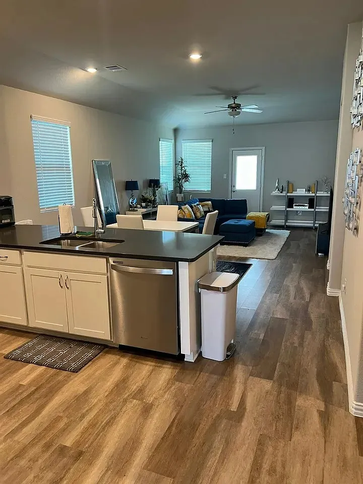 3 bed, 2084 sqft, $2,299 — Photo 2