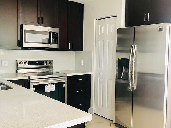 5th image of 566 NW Sherbrooke Avenue