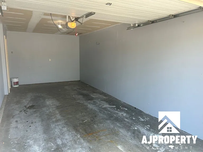 1040 N Main Ave — Photo 17