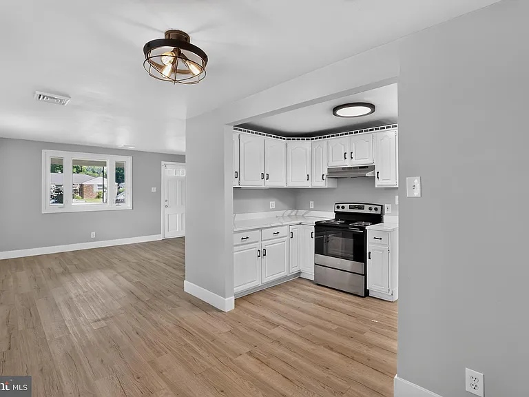 1539 Reservoir Ave — Photo 5