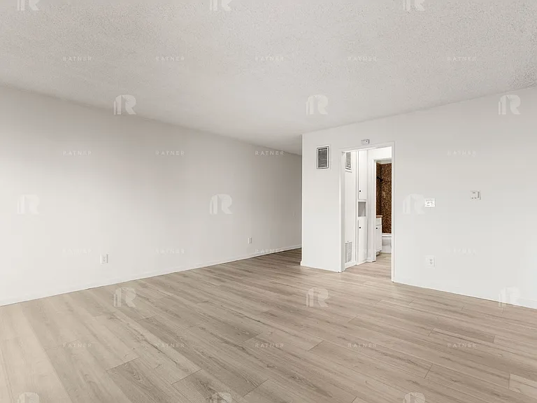 (El/Ti/Yo:B) 5139 White Oak Avenue — Photo 5