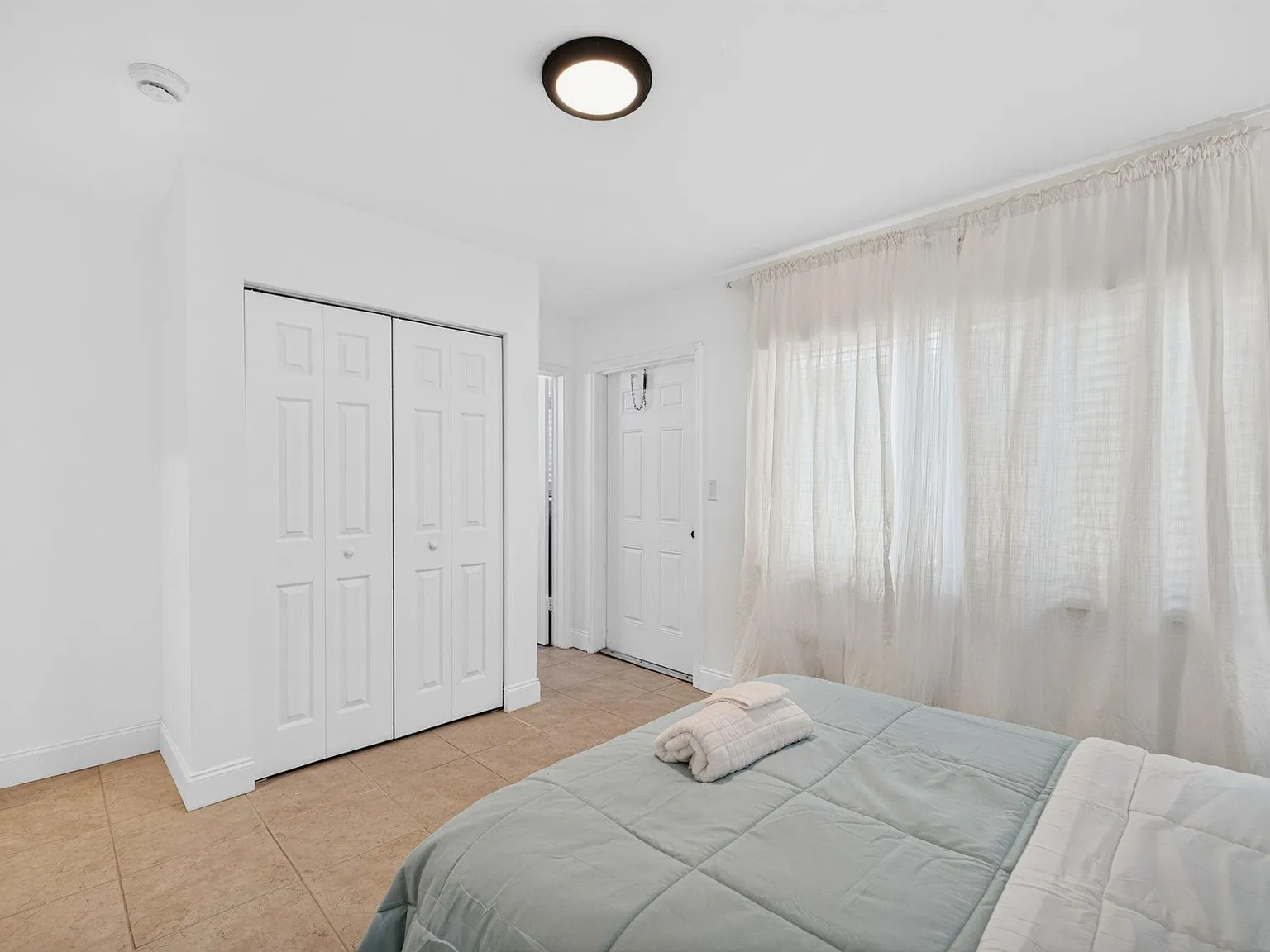 3 bed, 2.0 bath, 700 sqft, $1,819 — Photo 2