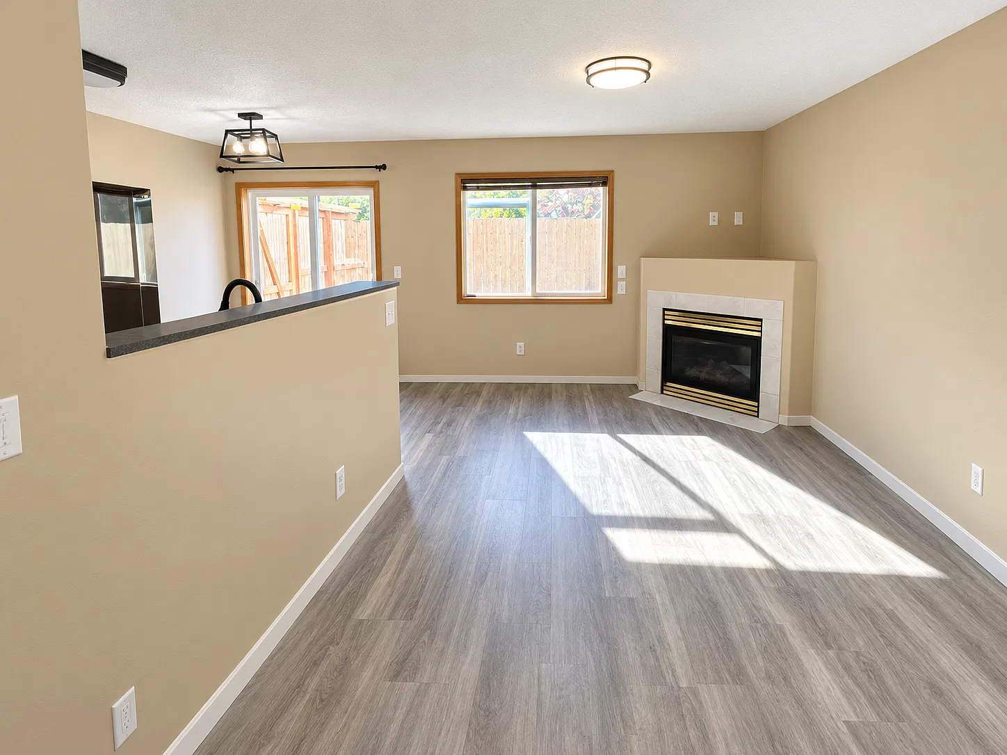 3 bed, 2.5 bath, 1200 sqft, $2,300 — Photo 2