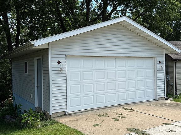 4th image of 832 Beecher St